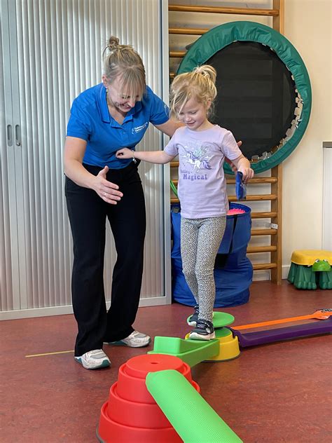 kind met een motorische achterstand dat moeite heeft met balans op een balanceerbord