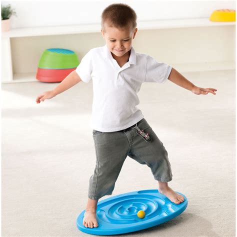 kind dat oefent met balans op een smalle balk