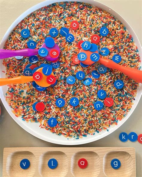 Illustratie van de app interface met spelletjes met letters en afbeeldingen