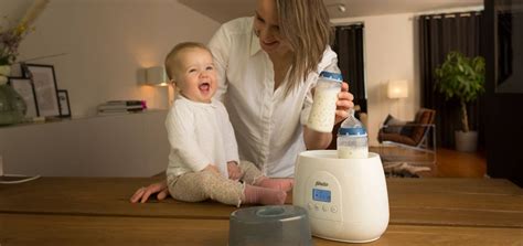 Illustratie van de stappen voor het bereiden van babyvoeding, inclusief het afmeten van poeder en water, en het controleren van de temperatuur.