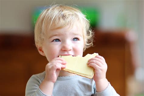 Illustratie van een kind dat een boterham eet