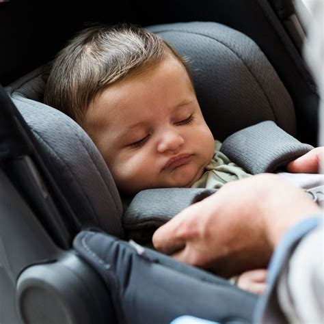 Afbeelding van een baby die comfortabel slaapt in een Maxi-Cosi autostoeltje met de voetenzak