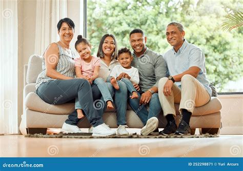 Illustratie van een gezin dat samen plannen maakt voor een emigratie, met kaarten en boeken op tafel.