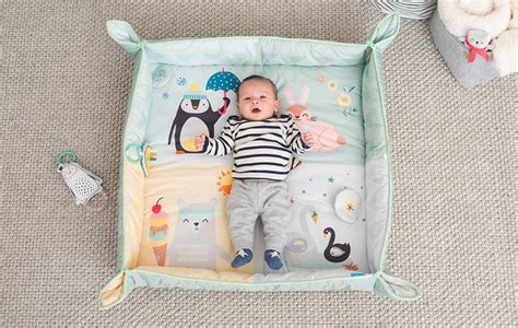 Baby op een speelkleed met een babygym
