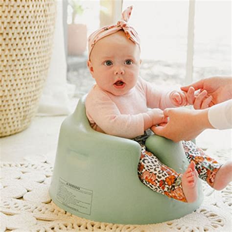 Close-up van de Bumbo FloorSeat met baby