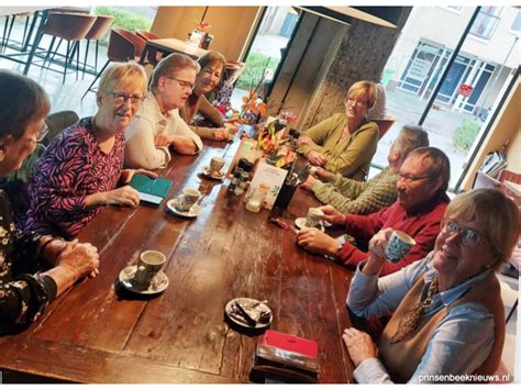 Foto van een gezellige koffieochtend met ouders
