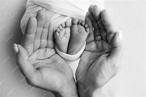 Afbeelding van een pasgeboren baby in de armen van de ouders