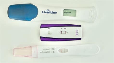 Illustratie van de verschillende manieren om een zwangerschapstest uit te voeren