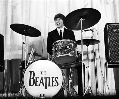 Een thematische foto van Ringo Starr achter zijn drumstel