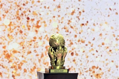 Infografiek met de belangrijkste controverses rondom Gianni Infantino en de FIFA Peace Prize.