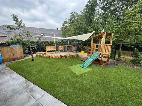 Speeltuin met zandbak, podium en glijbaanheuvel