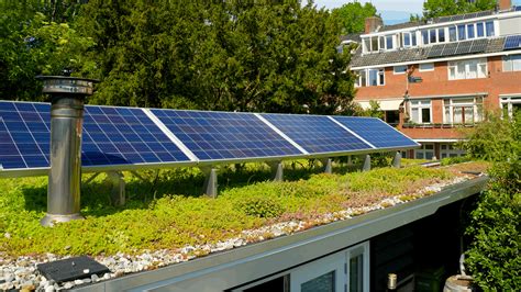 Zonnepanelen op het dak van het gebouw