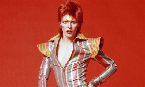 Portret van David Bowie met kenmerkende rode haarstijl en make-up uit de Ziggy Stardust-periode.
