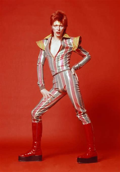 David Bowie als Ziggy Stardust, met felgekleurd haar en een iconisch ruimtelijk kostuum.