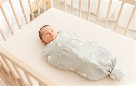 Foto van een baby die comfortabel slaapt in een Puckababy Gogo wikkeldeken, met een zachte, warme uitstraling.