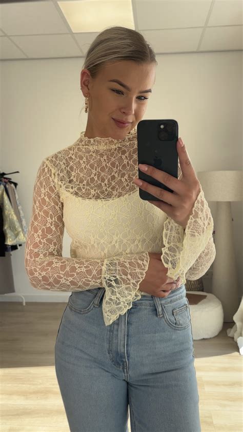 Voorbeeld van een casual outfit met een kanten blouse en een denim jas.