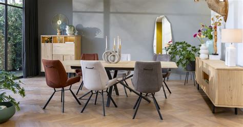 Collage van verschillende Bumbo stoelen in diverse kleuren en configuraties (met en zonder tafel, als vloerzitje en als stoelverhoger).