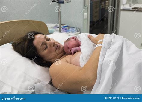 Pasgeboren baby huid-op-huid op de borst van de moeder