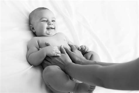 Baby die gemasseerd wordt door een ouder