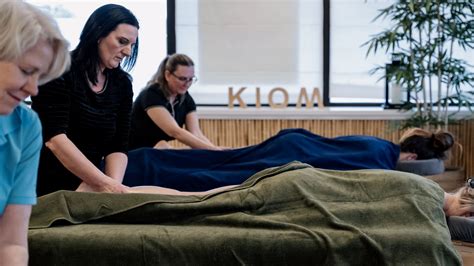 Ouder en baby die ontspannen zijn tijdens een massage