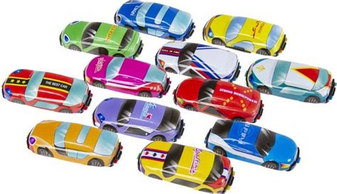 Een diverse collectie speelgoed auto's, variërend van houten modellen tot felgekleurde plastic auto's, die de fantasie van kinderen prikkelen.