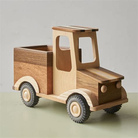 Een houten speelgoed auto met zachte kleuren, die de natuurlijke uitstraling en duurzaamheid benadrukt.