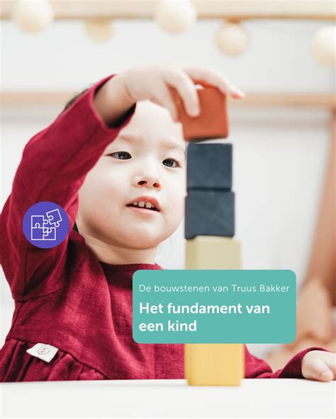 Een kind speelt met magnetische bouwstenen, wat de veiligheid en het gemak van dit type speelgoed voor onderweg benadrukt.