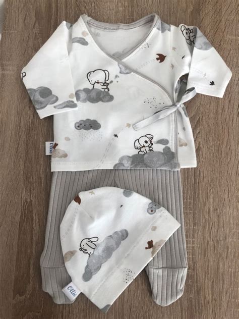 Foto van zachte en comfortabele kleding voor pasgeborenen.