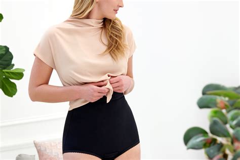 Vrouw in compressiekleding na keizersnede, die comfort en ondersteuning uitstraalt