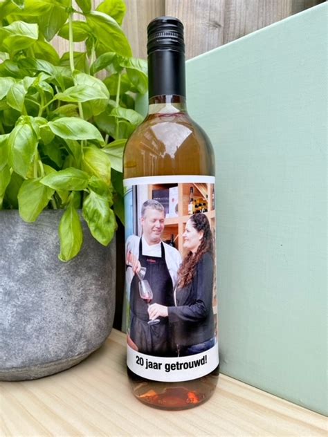 Wijnfles met een gepersonaliseerd zwangerschapsaankondiging etiket