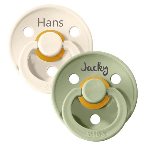 Illustratie van verschillende speen etuis in gebruik, met een kind dat een speen uit een etui pakt.