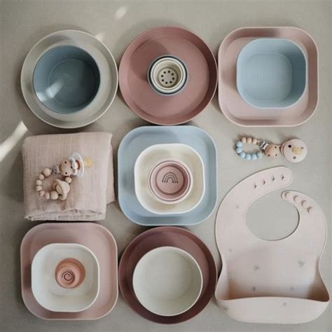 Collectie van verschillende speenbakjes van BIBS en Mushie in diverse kleuren en prints.