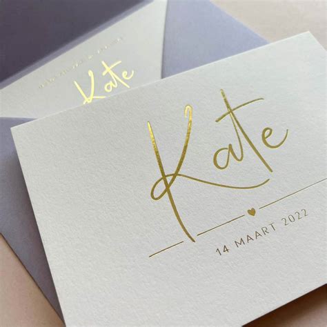 Illustratie van een geboortekaartje met goudfolie accenten