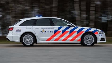Illustratie van een kind dat speelt met een elektrische politieauto, met flitsende lichten en sirene geluiden.