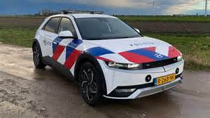 Infographic met de afmetingen van de politieauto en het maximale belastbare gewicht.