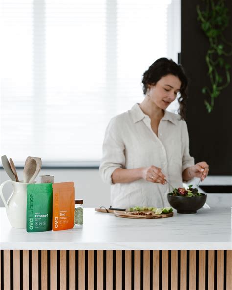 Illustratie van een kind dat schommelt en de balans voelt