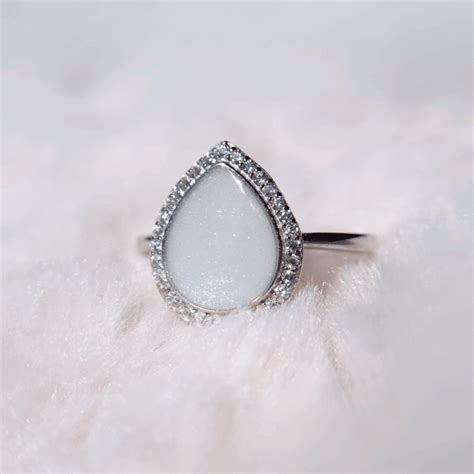 verschillende modellen van moedermelk sieraden in druppelvorm, waaronder ringen en hangers