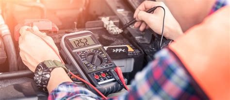 Illustratie van hoe een multimeter wordt aangesloten op een accu.
