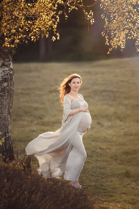 Voorbeeld van kledingopties voor een zwangerschapsshoot: een vloeiende jurk en een set met een strakke top en broek.