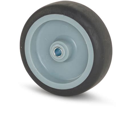 Close-up van de rubberen wielen en details van de houten ambulance