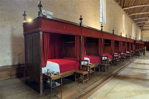 Historische foto van een ziekenzaal met meerdere babybedjes