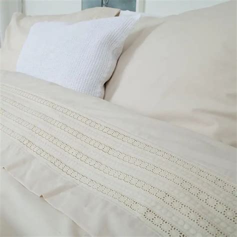 Decoratieve details van een broderie en kant dekbedovertrek