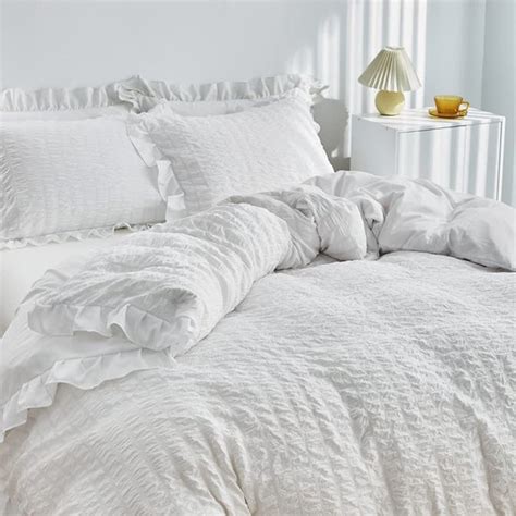 Babykamer beddengoed met broderie en ruches van het merk Dolly