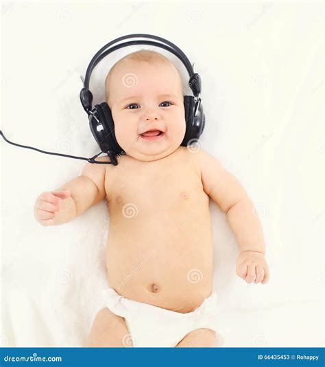 baby die luistert naar muziek