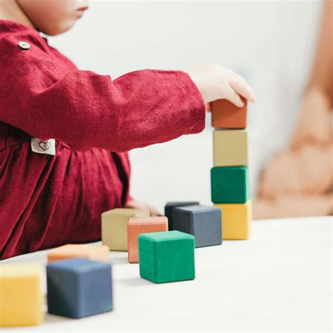 Illustratie van een kind dat met blokken telt en sorteert