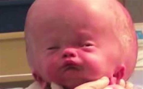 Illustratie van een moslimvader die het hoofd van zijn baby scheert