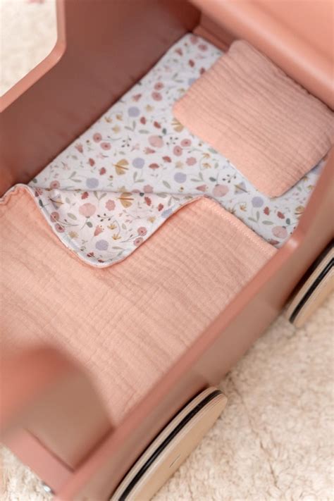 Een selectie van zachte textielaccessoires voor de kinderwagen, waaronder dekentjes, hoeslakens en wikkeldekens.