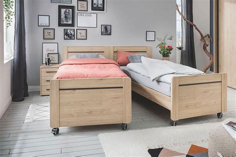 Een elegante slaapkamer met een deelbaar ledikant