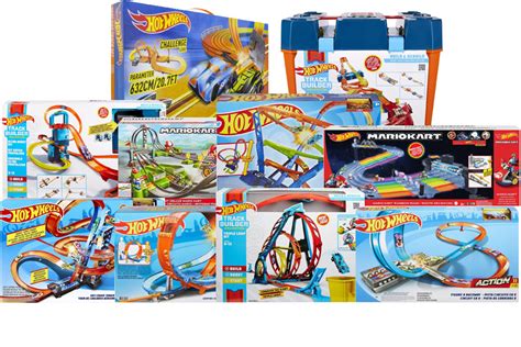 Een collage van verschillende Hot Wheels auto's in actie, met racebanen en explosies op de achtergrond.