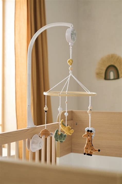 Detailfoto van een stevige klemmechanisme voor het bevestigen van een muziekmobiel aan een babybox.